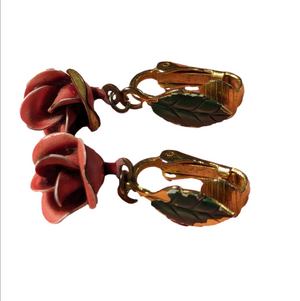 🩷 Vintage Rose earrings pink with green enamel leaves snap back clasp